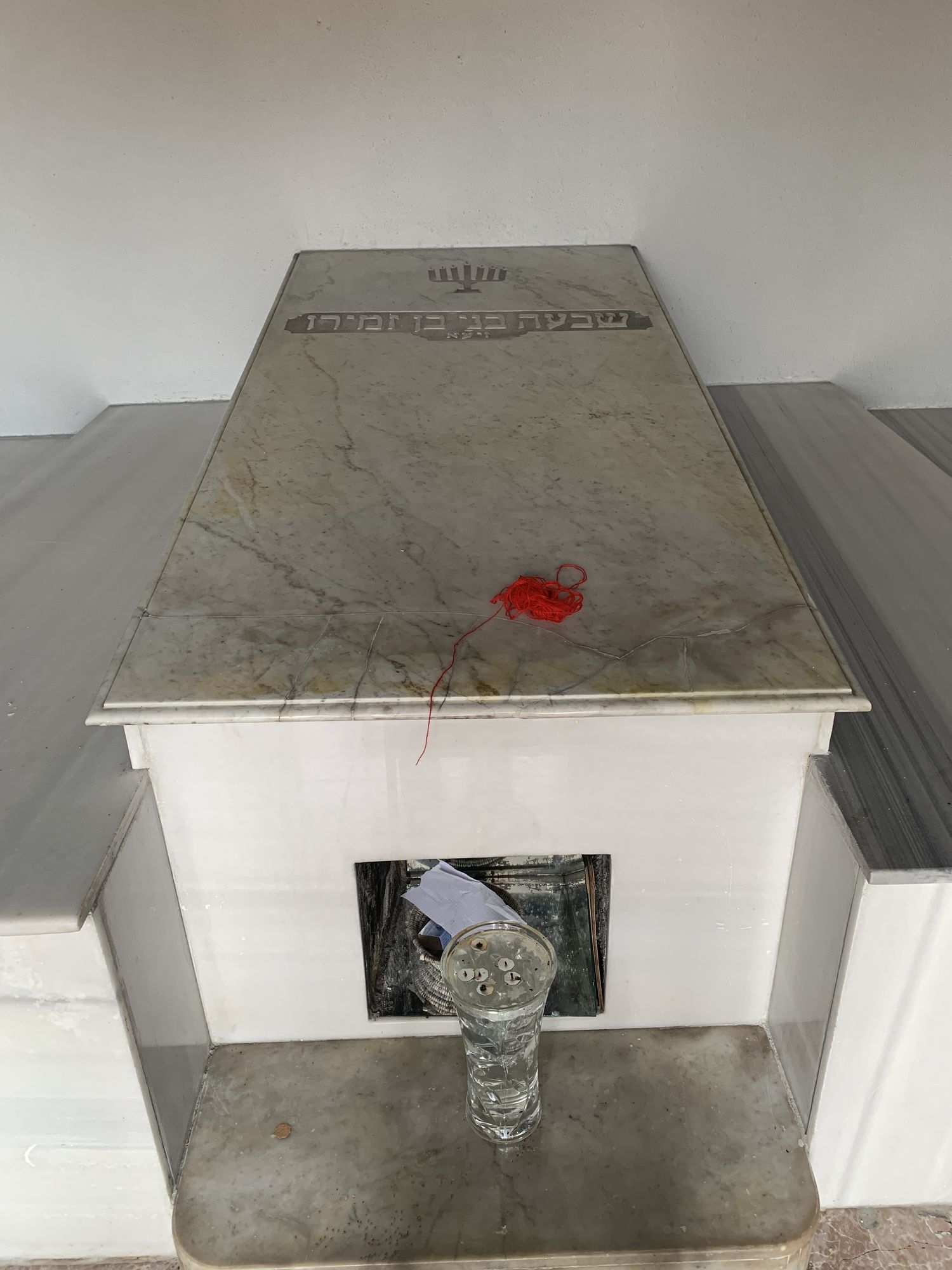 La dalle des sept fils de Zmirro